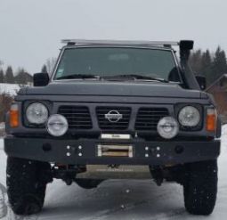  Передний бампер без кенгурятника и без отверстий на оптику на Nissan Patrol Y60